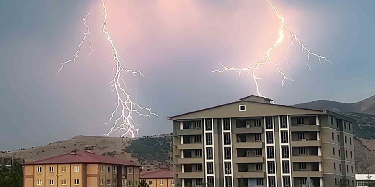 Şimşeklerle aydınlanan Tatvan’da şiddetli yağmur taşkınlara sebep oldu