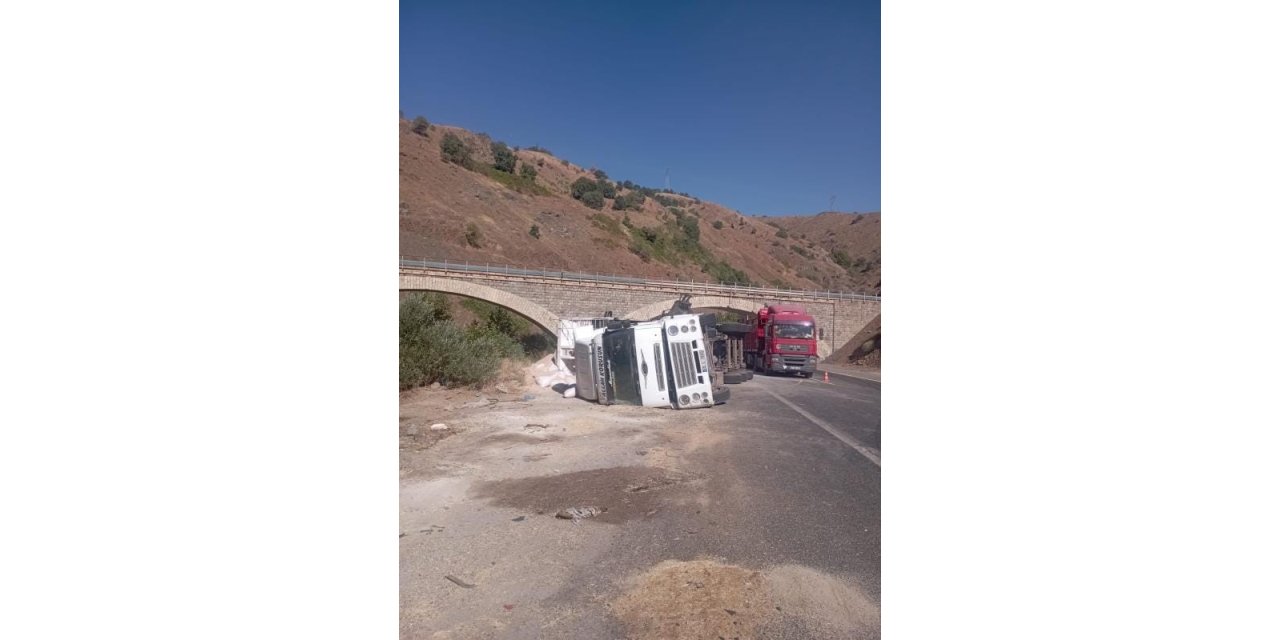 Elazığ tır devrildi: 1 yaralı