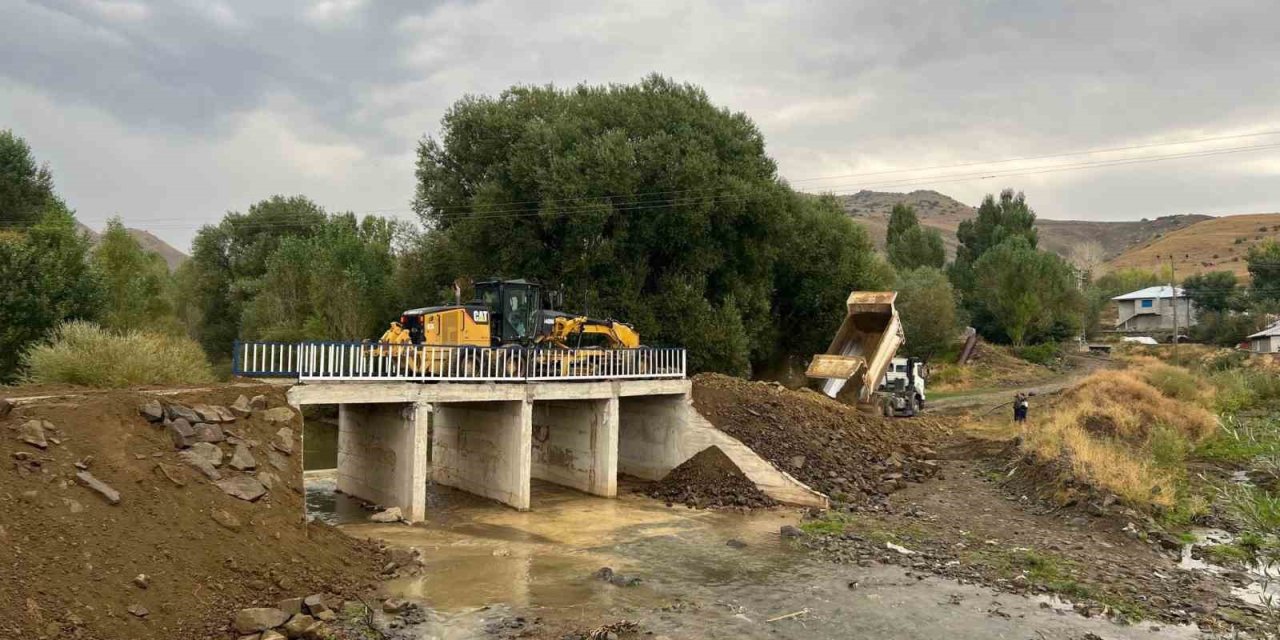 Ağrı’da köy yolları yenilendi