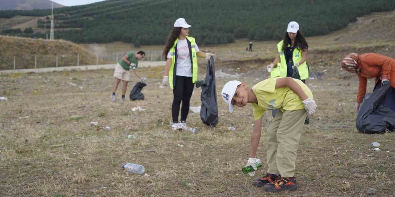 1 tondan fazla çöp topladılar