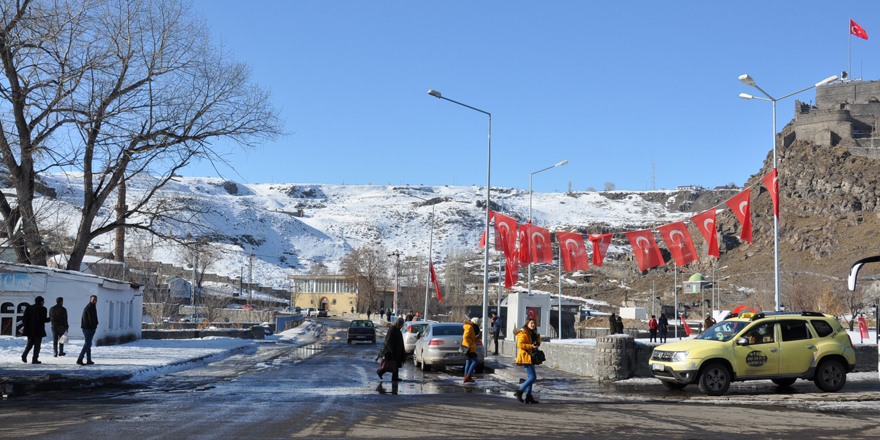 Kars’ta güneşi gören kendisini dışarı attı