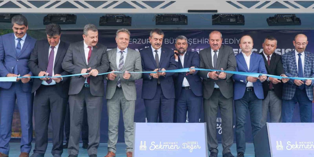 Bakan Tekin Erzurum’da yöresel ürünler çarşının açılışını yaptı