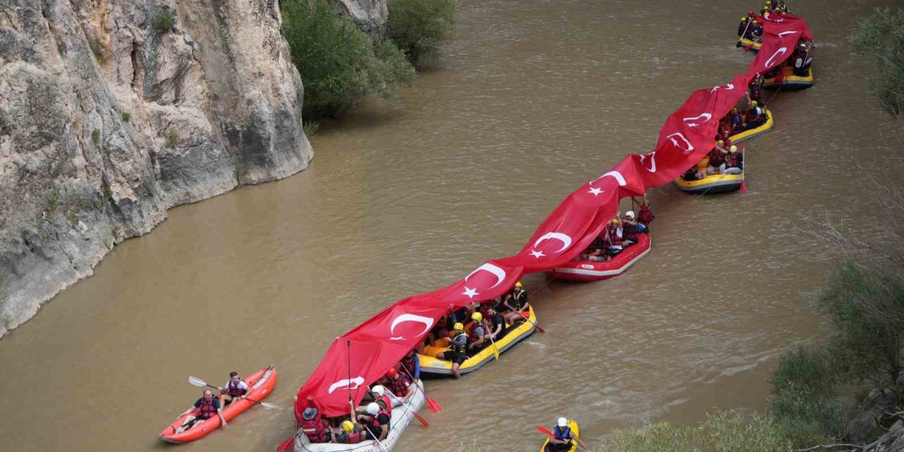 Rafting yapan gaziler Karasu Nehri’nde 50 metre uzunluğunda Türk bayrağı açtı