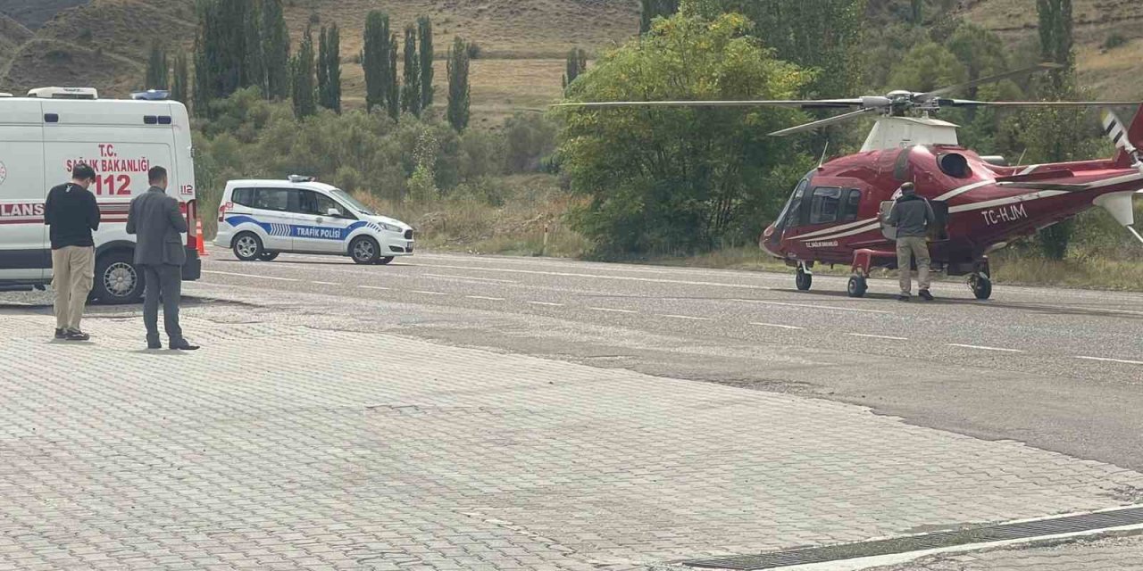 Ambulans helikopter kalp krizi geçiren hasta için Erzurum-Artvin kara yoluna indi