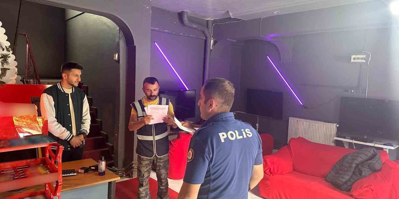 Kars’ta polis öğrenci servisi okul çevresinde denetim yapıyor