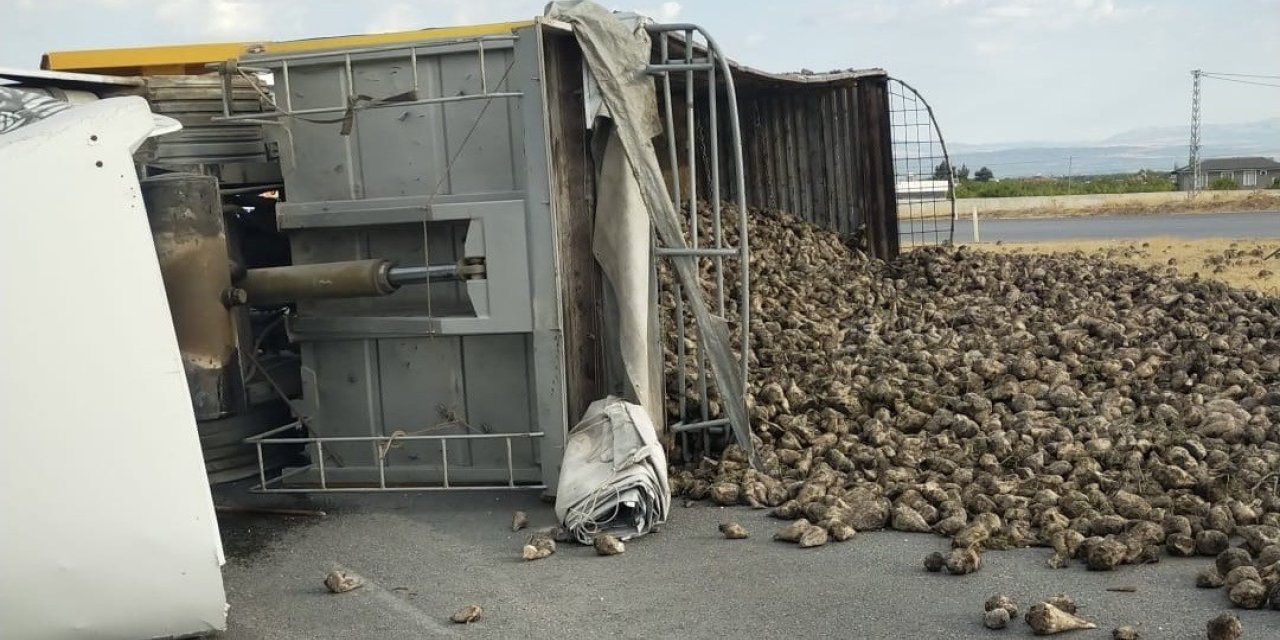 Malatya’da pancar yüklü kamyon devrildi: 2 yaralı