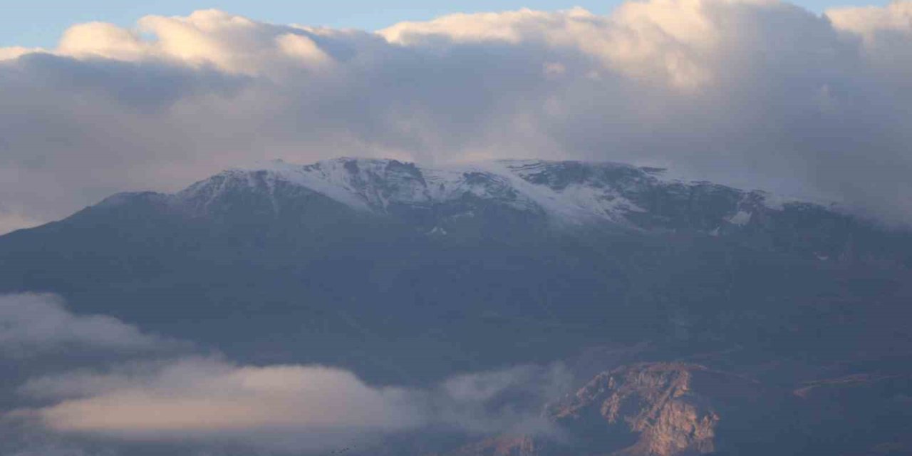 Erzincan’ın etrafını çeviren dağların yüksek kesimlerine mevsimin ilk karı düştü