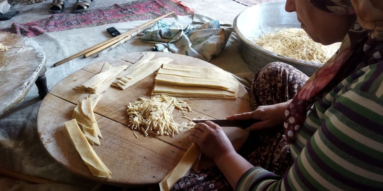 Kadınlar kışlık erişte kesimine başladı