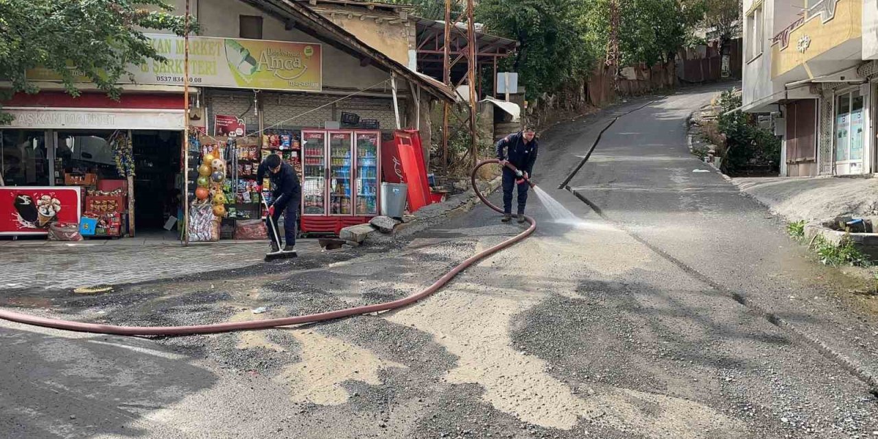 Selden sonra caddeler tazyikli suyla yıkandı