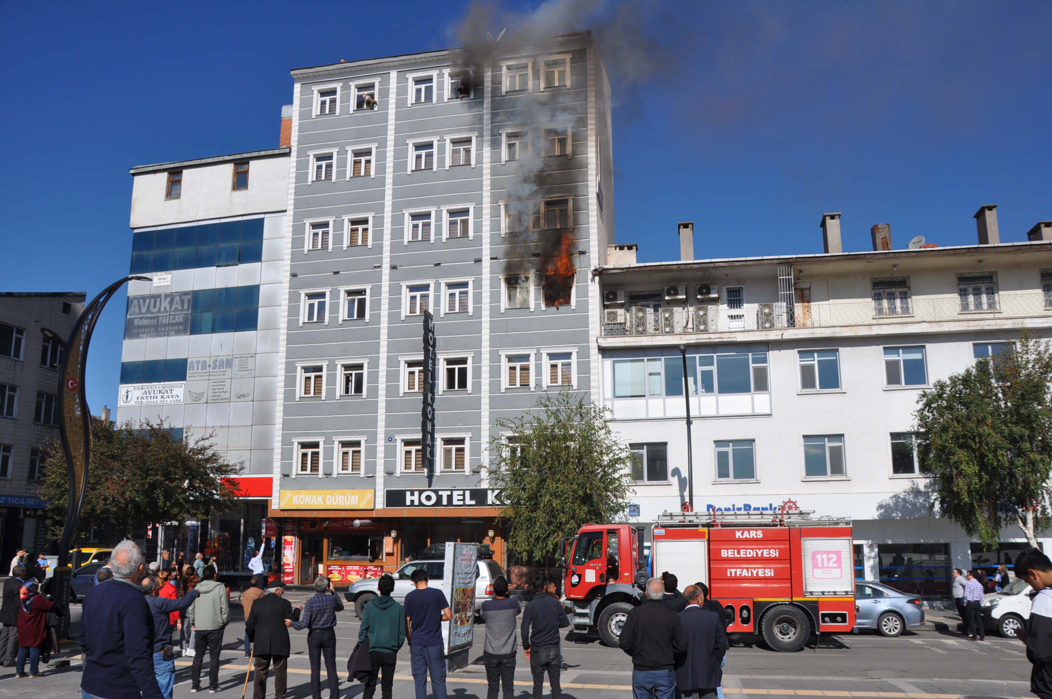 Kars'ta 7 katlı otelde yangın: 9 yaralı