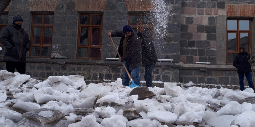 Kars'ta vatandaşların buzla imtihanı devam ediyor