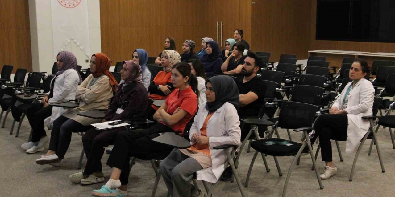 Elazığ’da sağlık çalışanlarına yönelik eğitimler sürüyor