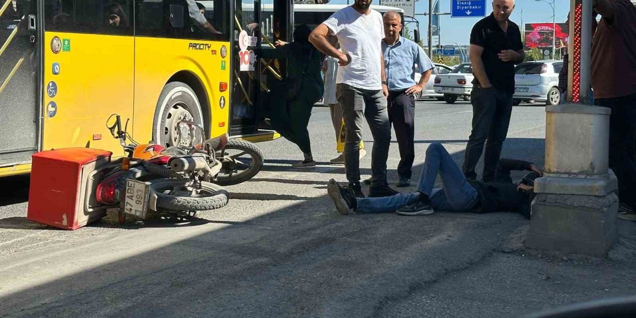 Otobüs ile çarpışan motosikletin sürücüsü yaralandı