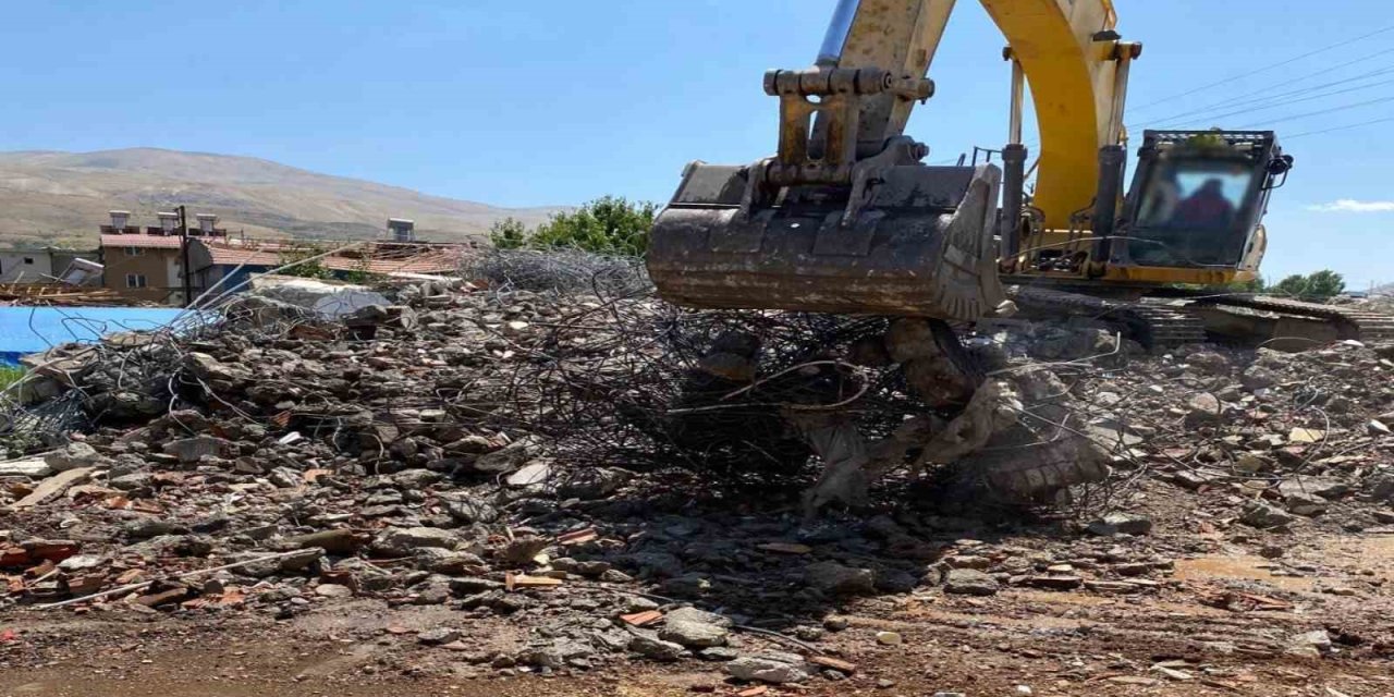 Deprem bölgesi Malatya’da yıkım yolsuzluğu: 5 tutuklama