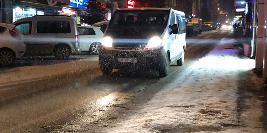 Sarıkamış yoğun kar yağışı, görüş mesafesi 15 metreye düştü