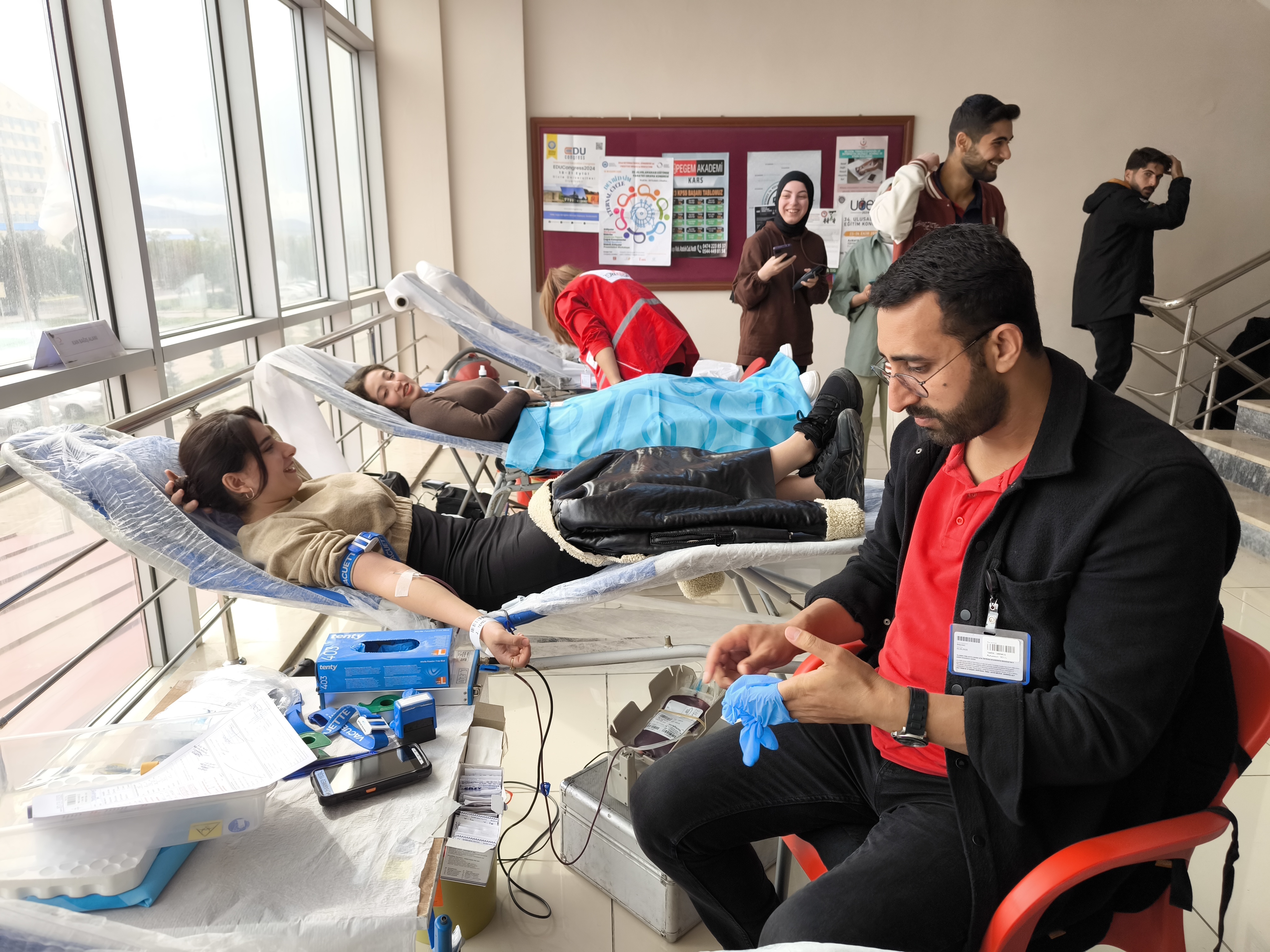 Kafkas Üniversitesi öğrencilerinden Kızılay'a kan bağışı