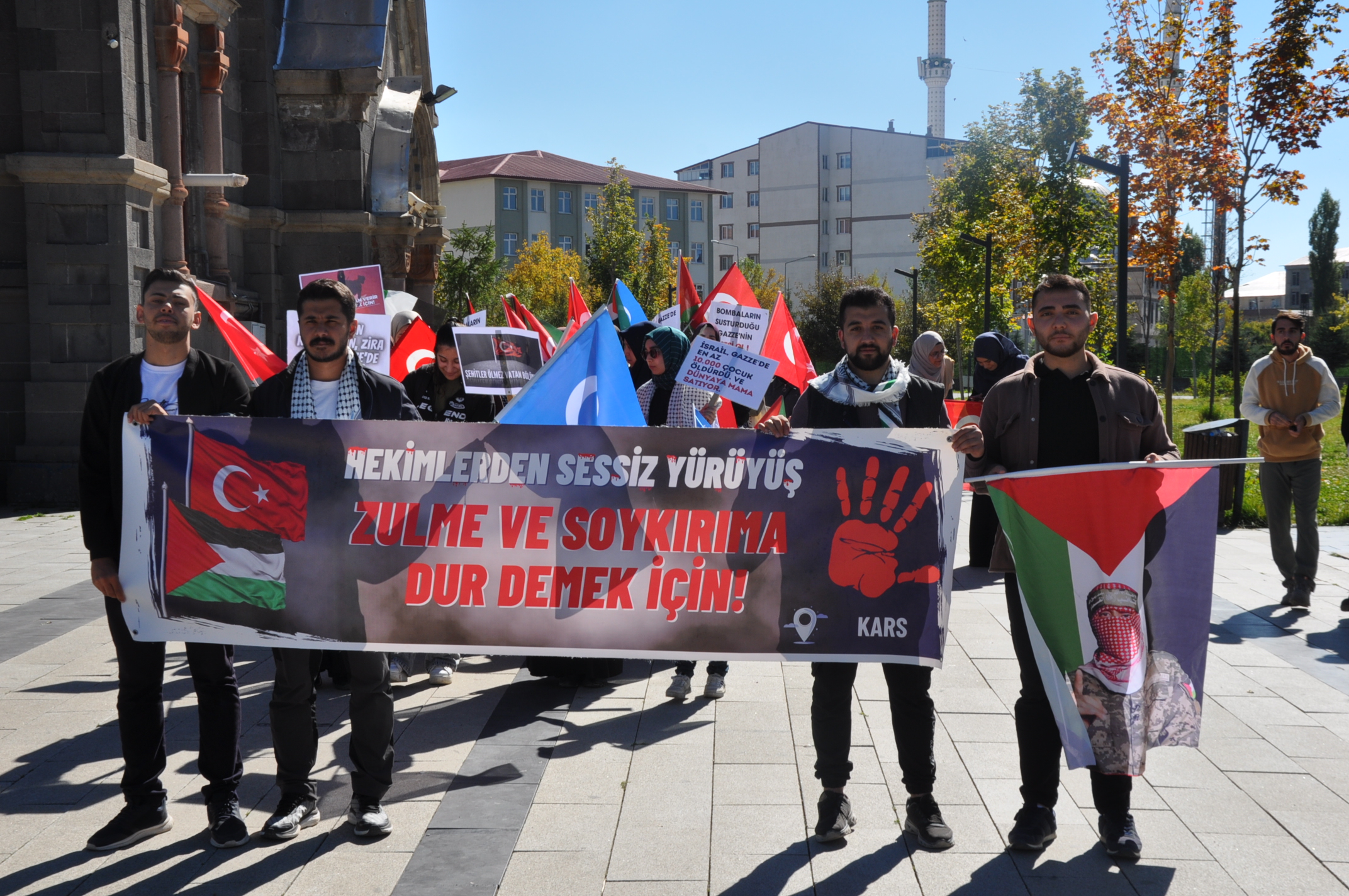 Kars'ta sağlık çalışanları Gazze için 47 haftadır "sessiz yürüyüş" yapıyor