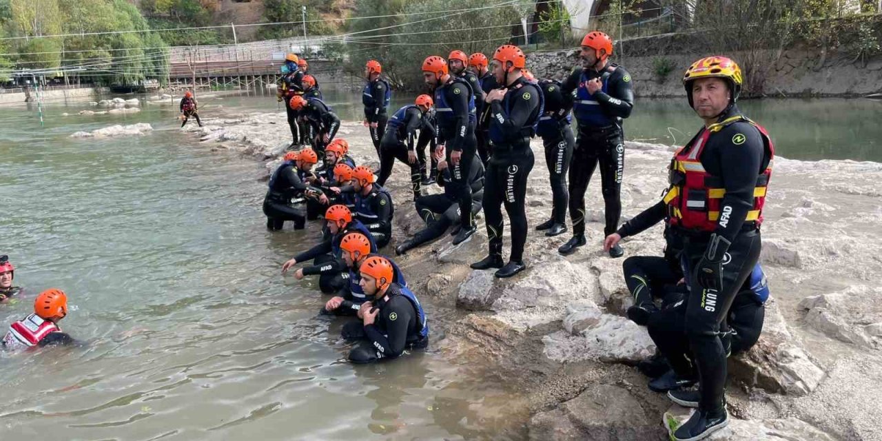 Tunceli’de su üstü kurtarma eğitimi