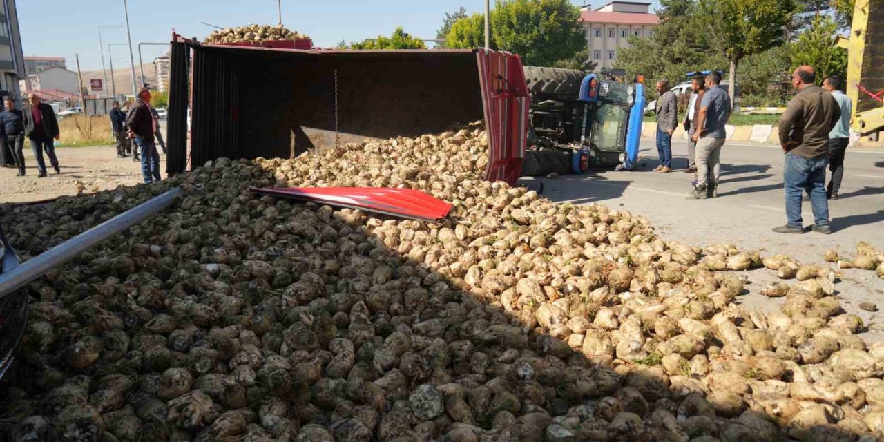 Muş’ta şeker pancarı yüklü traktör devrildi