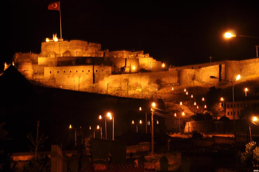 Kars'ta üniversite öğrencisi surlardan atladı