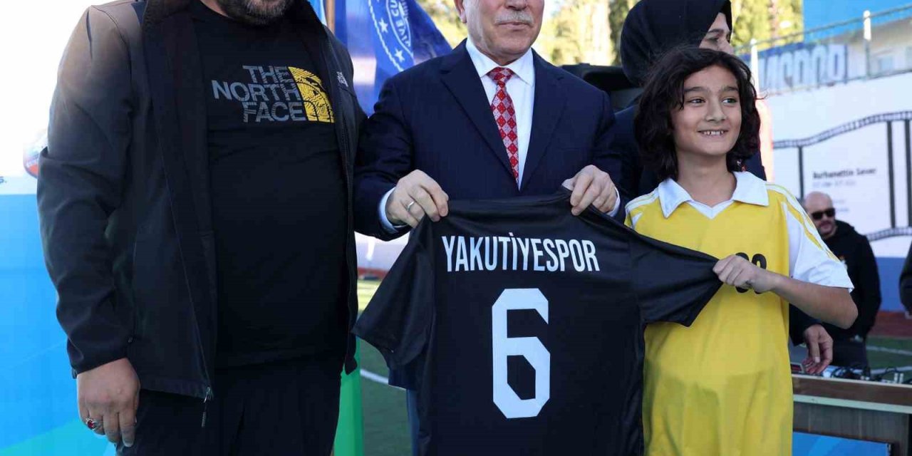 Büyükşehir’den amatör futbol kulüplerine malzeme yardımı