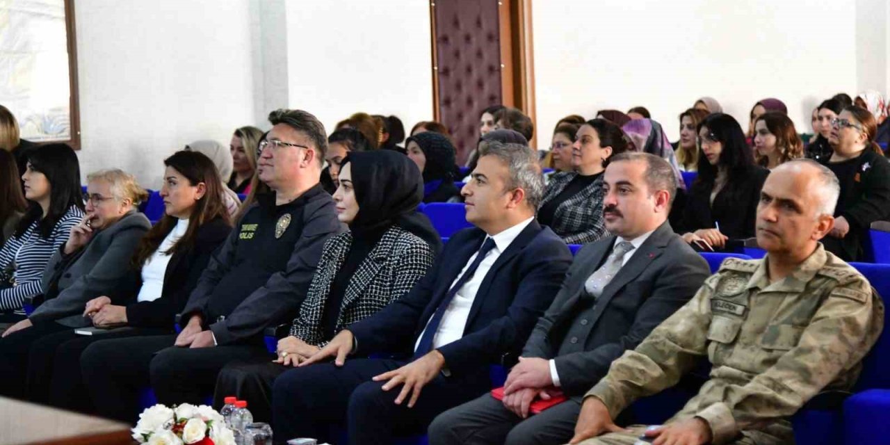 Ardahan’da "En İyi Narkotik Polisi Anne" Semineri