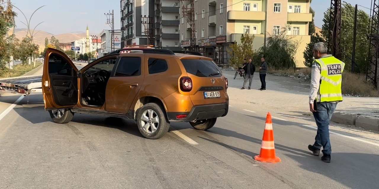 Yüksekova’da yolun karşısına geçmek isteyen kıza araba çarptı