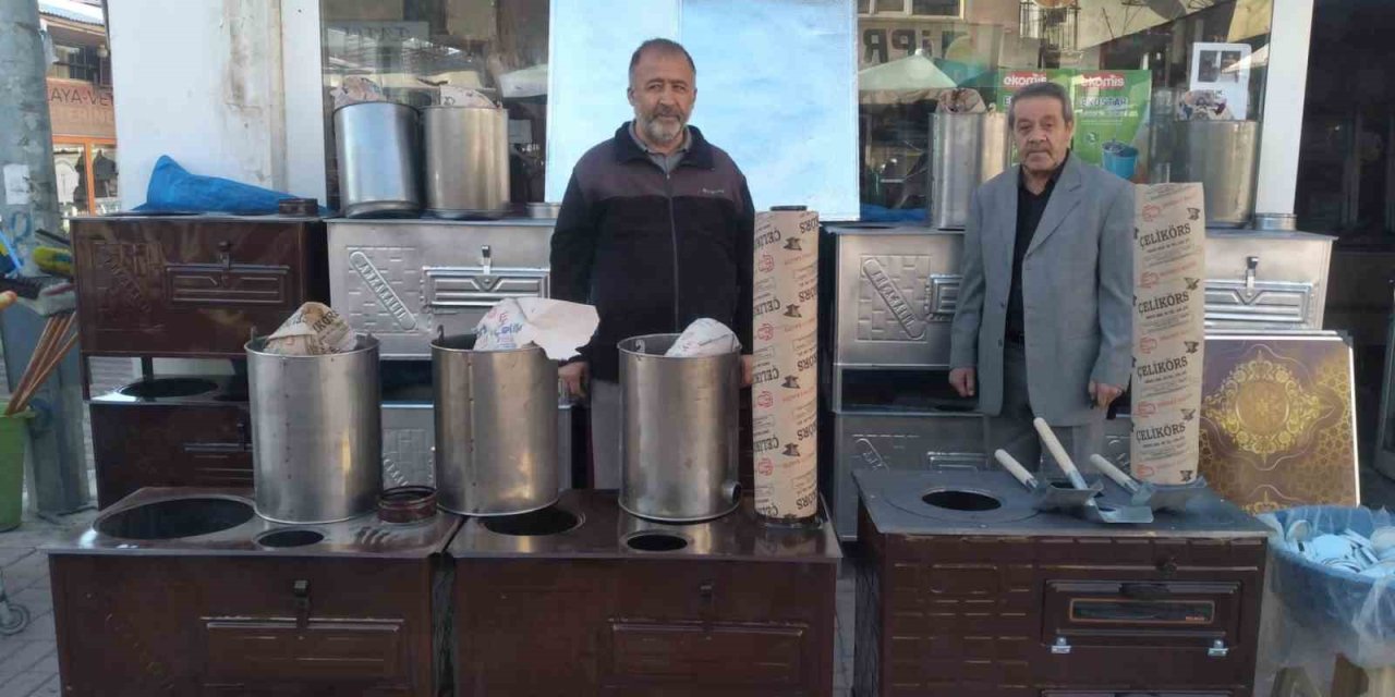 Tercan’da havalar soğudu sobalar satışa çıkarıldı