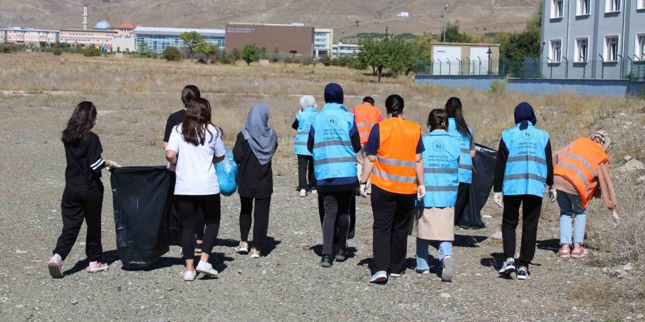 Üniversite öğrencilerinden çevre temizliği