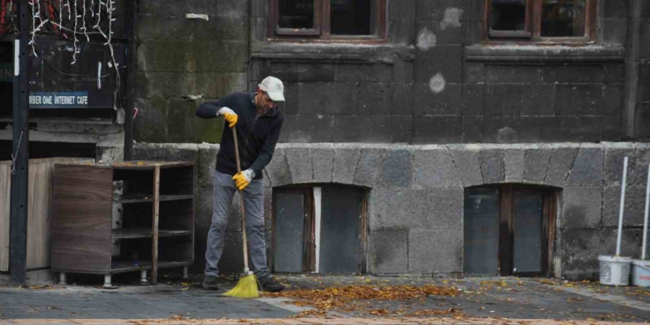 Kars’ta temizlik işçilerinin yaprak mesaisi başladı