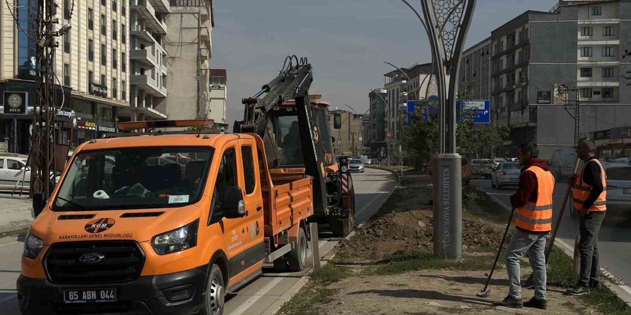 Yüksekova’da refüj yenileme çalışması