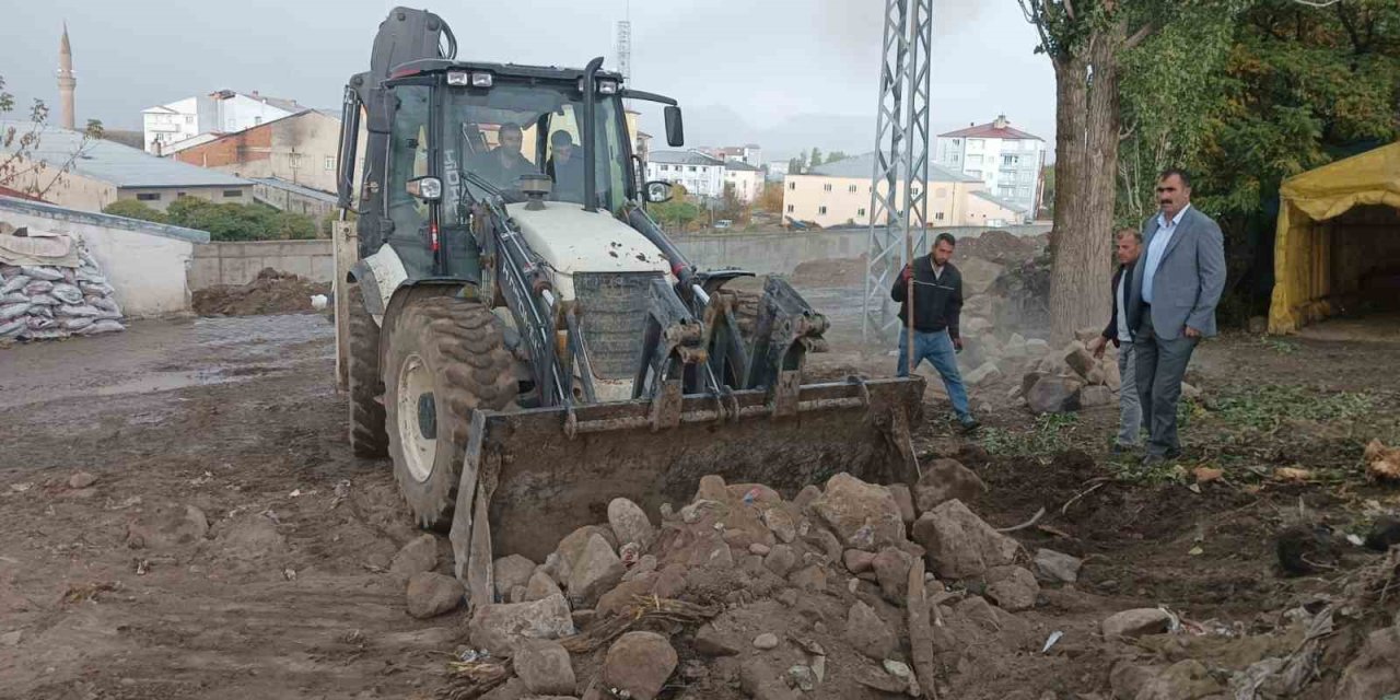 Taşlıçay’da sokak ve yol genişletme çalışmaları başladı