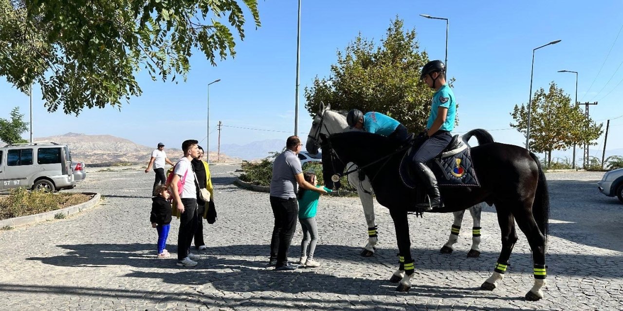 Harput’ta Atlı Jandarma Timi’ne yoğun ilgi