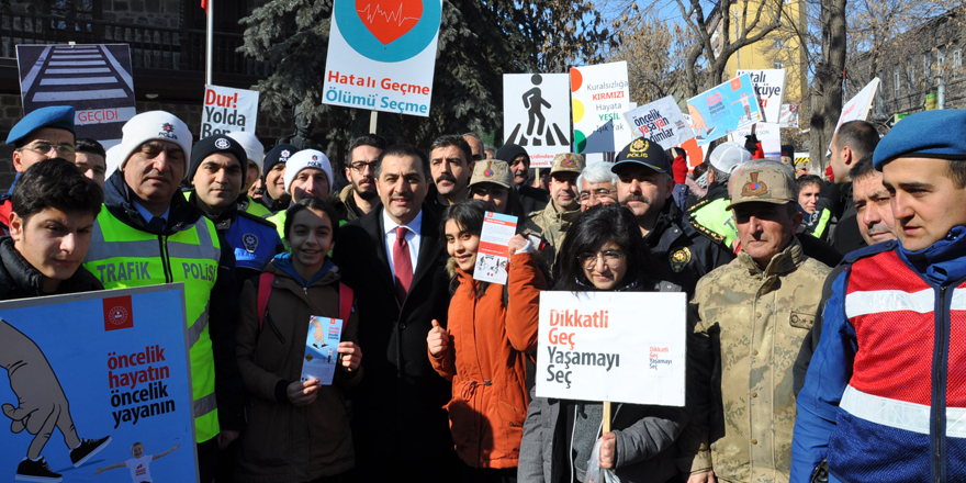 Kars'ta “Öncelik Hayatın Öncelik Yayanın” sloganıyla eylem yapıldı