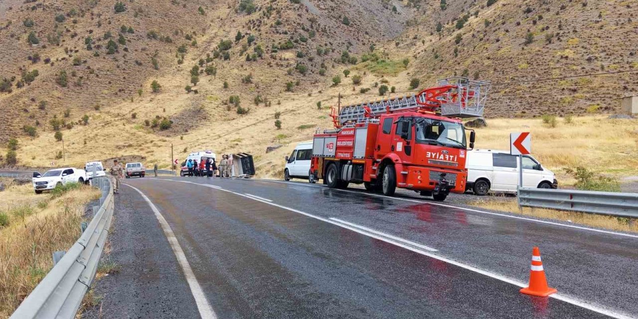 Hakkari’de kamyonet devrildi: 1 yaralı