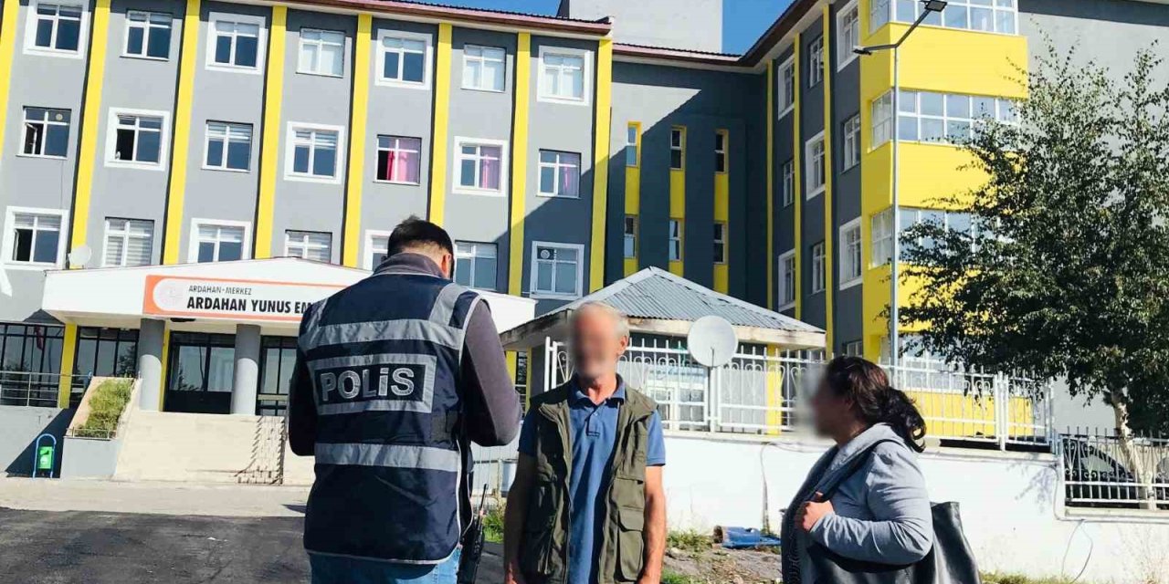 Ardahan’da Polis okul çevrelerinde göz açtırmıyor