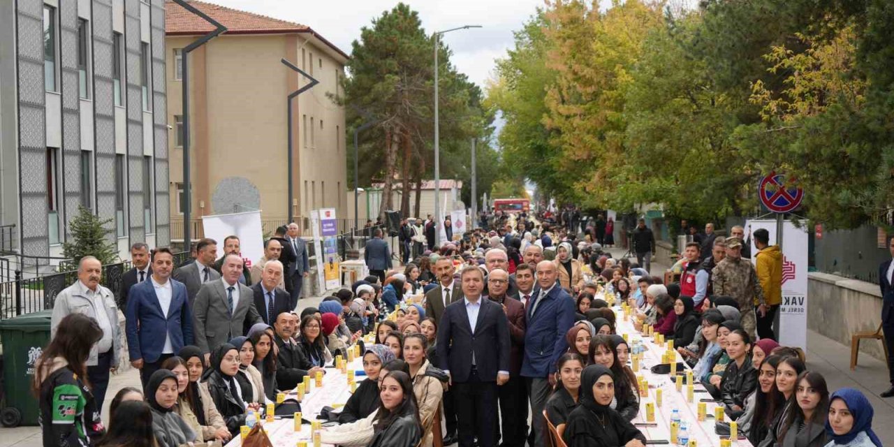 Üniversite öğrencilerine hoş geldiniz kahvaltısı