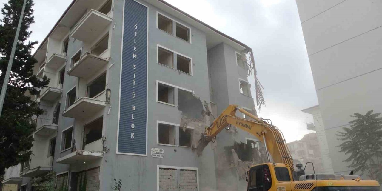 5,9’luk depremle sarsılan Malatya’da ağır hasarlı binalar yıkılıyor