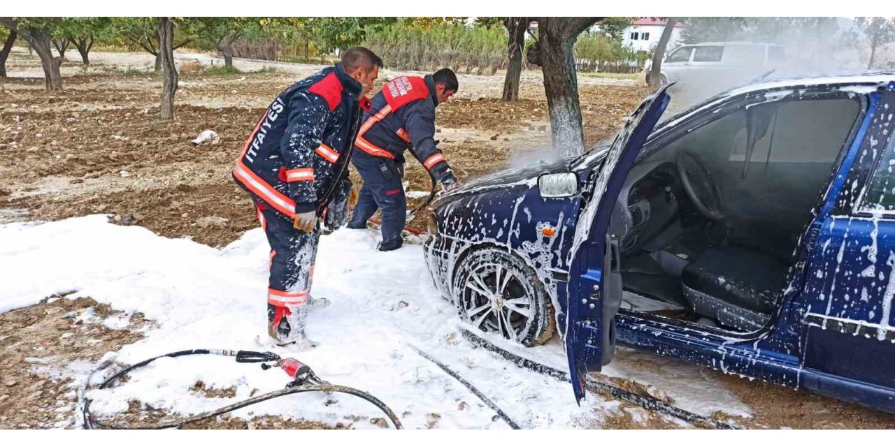 Park halindeki araç aniden alev aldı