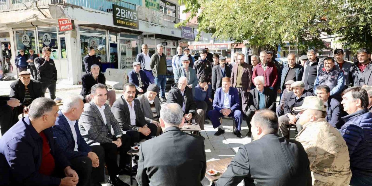 Bitlis Valisi Karakaya, Tatvan’da esnaf ve vatandaşlarla bir araya geldi