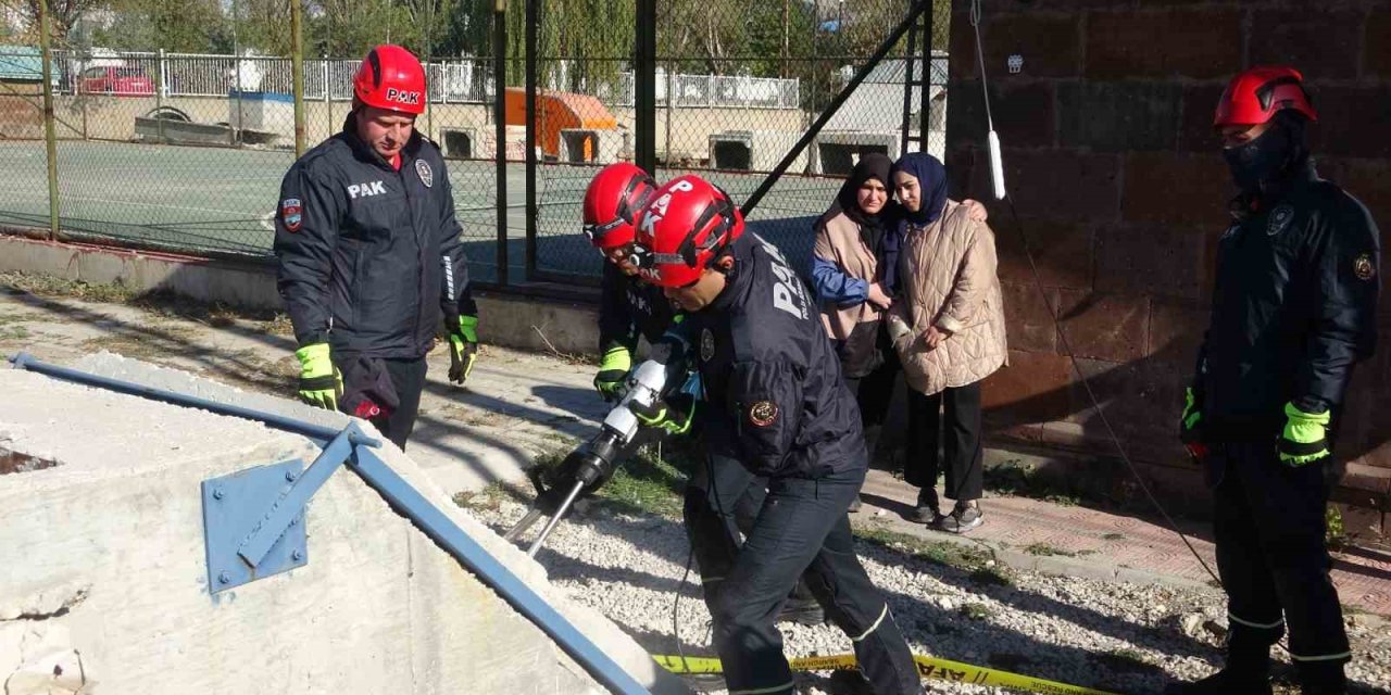 Van depreminin 13. yıl dönümünde gerçeği aratmayan tatbikat