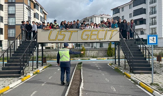 Kars’ta Jandarma Trafik Eğitim Parkı’nda öğrencilere eğitim verdi