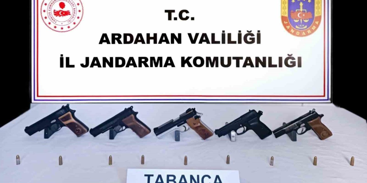 Ardahan’da otomobilde 5 adet ruhsatsız tabanca ele geçirildi