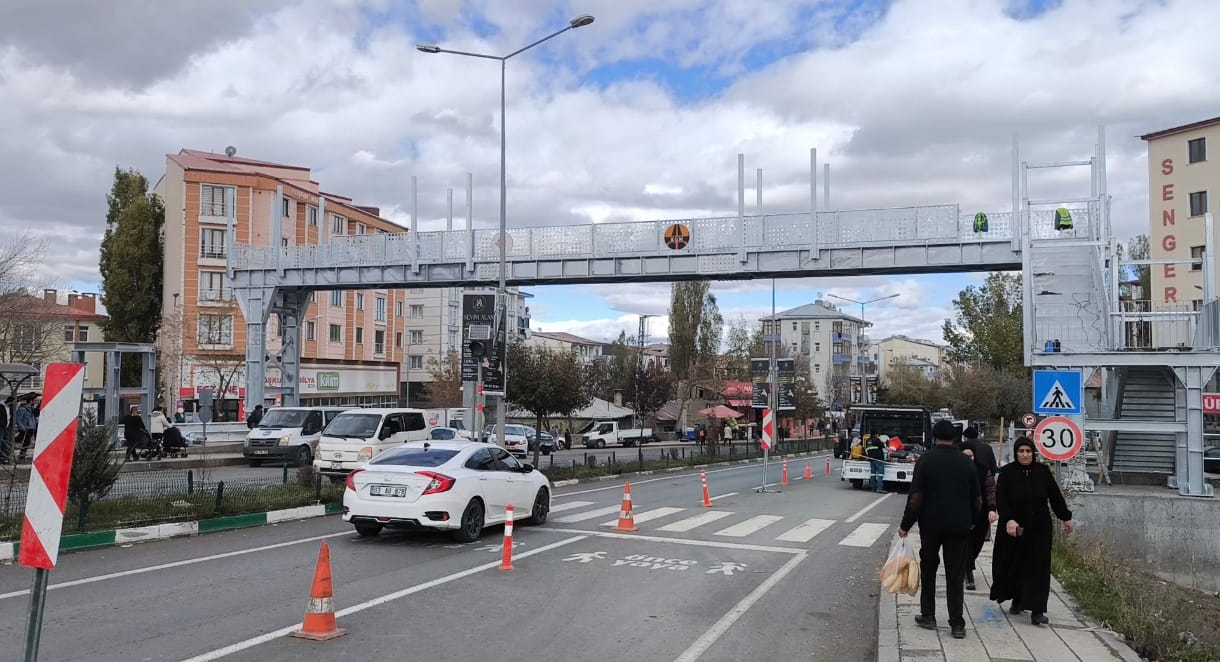 Karayolları Üst Geçidi Yeniden Yaparak Sorumluluğunu Üstlendi, Sıra Kars Belediyesine Geldi!