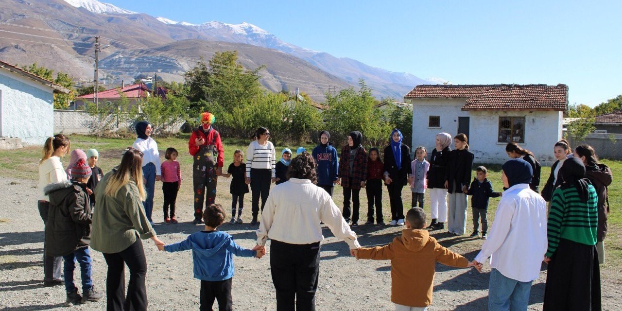 Üniversite öğrencileri çocukları sevindirdi