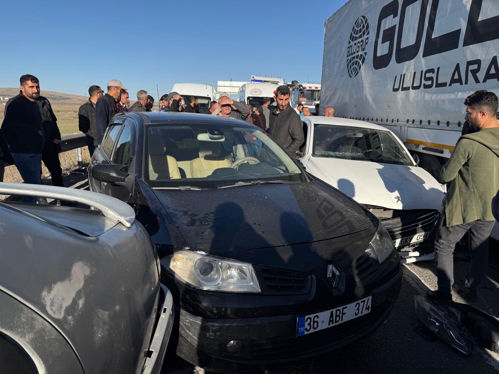 Kars'ta TIR ile 5 otomobilin karıştığı zincirleme kaza