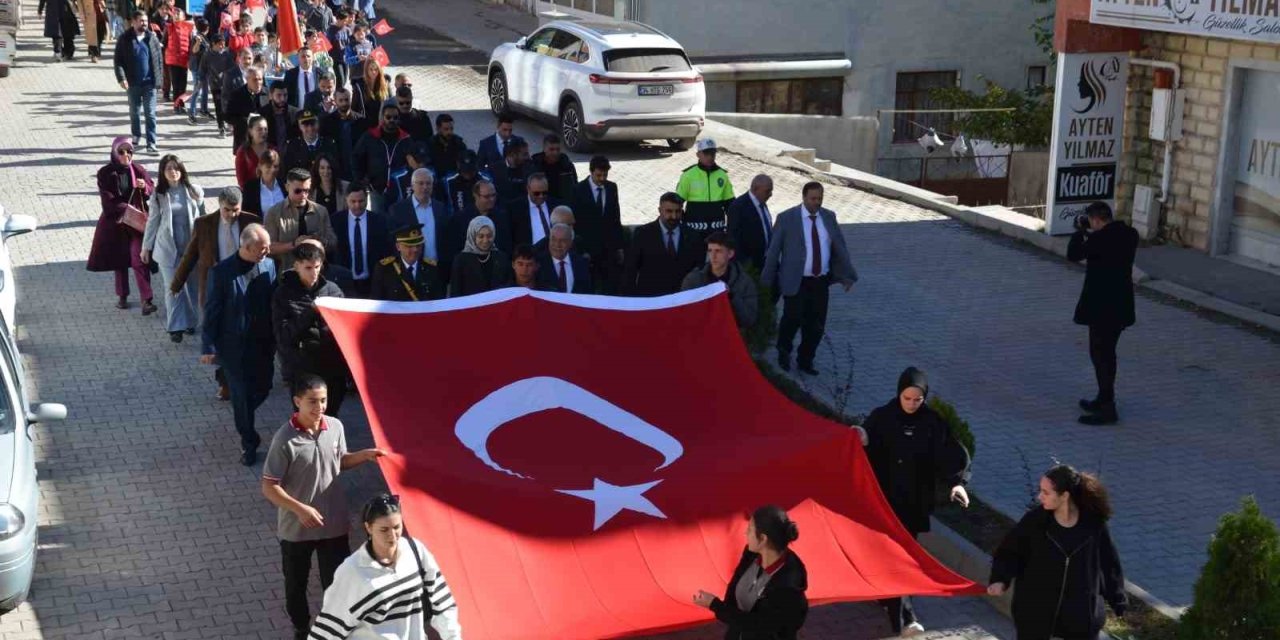 Tercan’da Cumhuriyet Yürüyüşü yapıldı