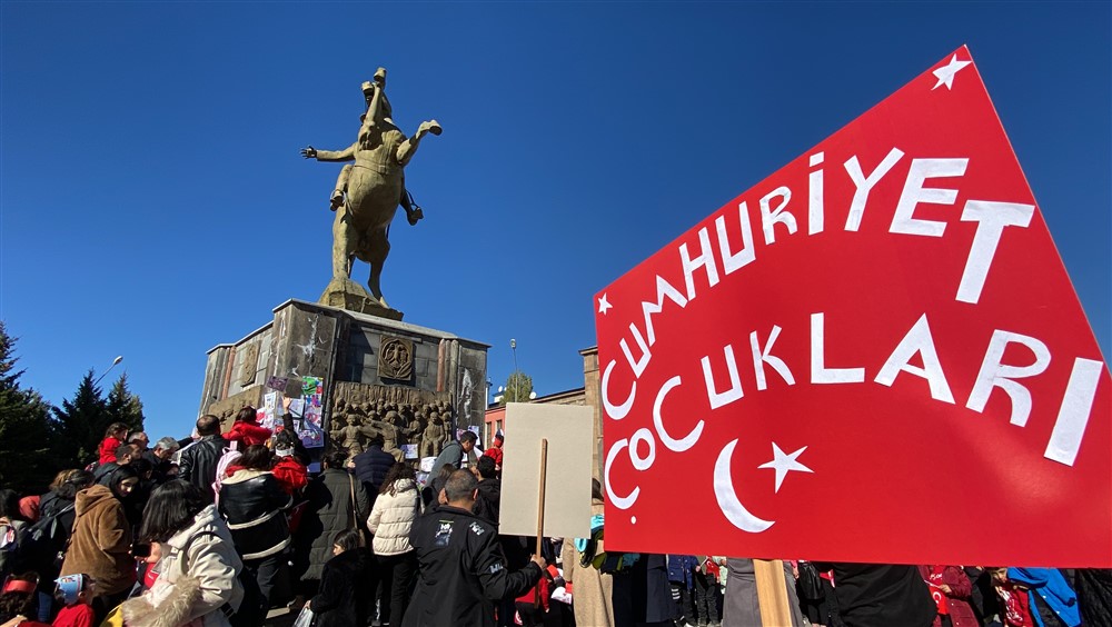 Cumhuriyetin torunları Ataya mektup bıraktı