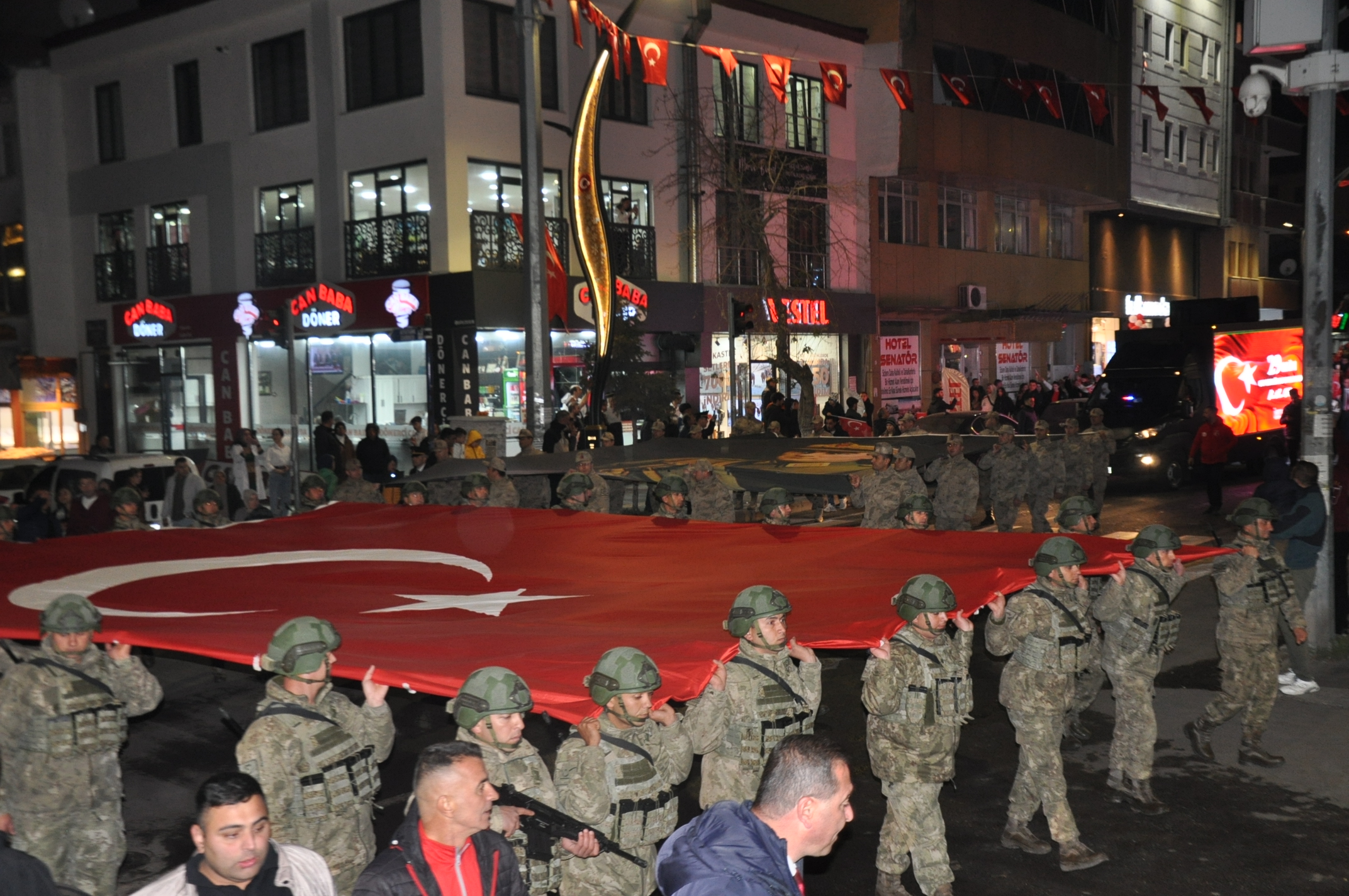 Kars'ta Cumhuriyet coşkusu: Fener alayı ve bayrak yürüyüşü düzenlendi