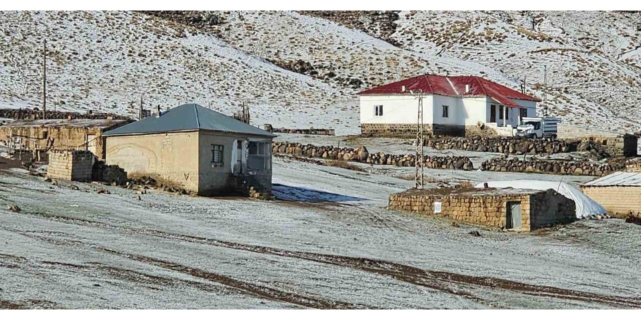 Türkiye’nin en yüksek rakımlı köyü beyaza büründü